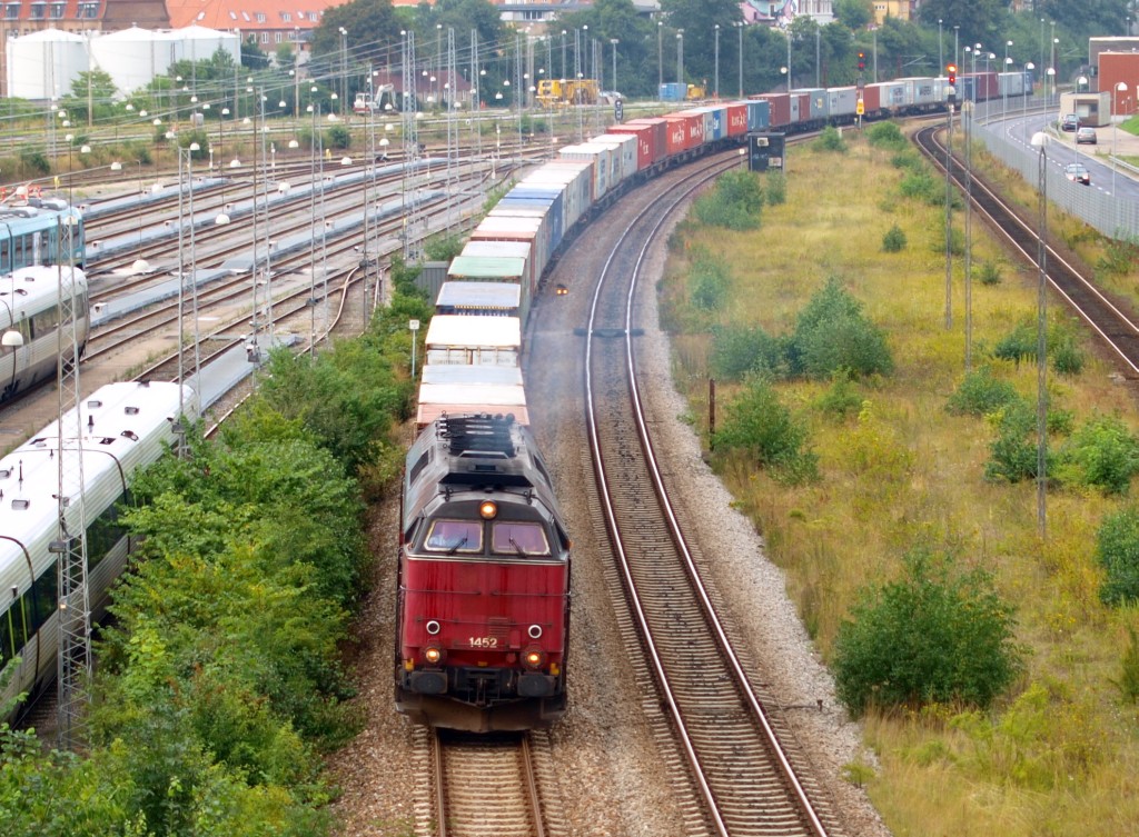 DSB Litra MZ 1452 mit einem Containerzug auf dem Weg vom Aarhuser Hafen nach Fredericia. 16.08.2010