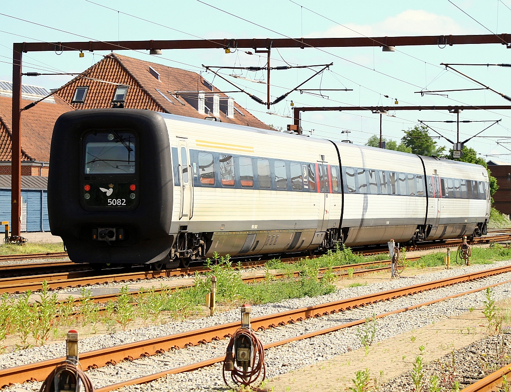 DSB MF/FF/MFB 50/54/5282 dieselt hier gerade in den Bhf Padborg/DK. 09.06.2013