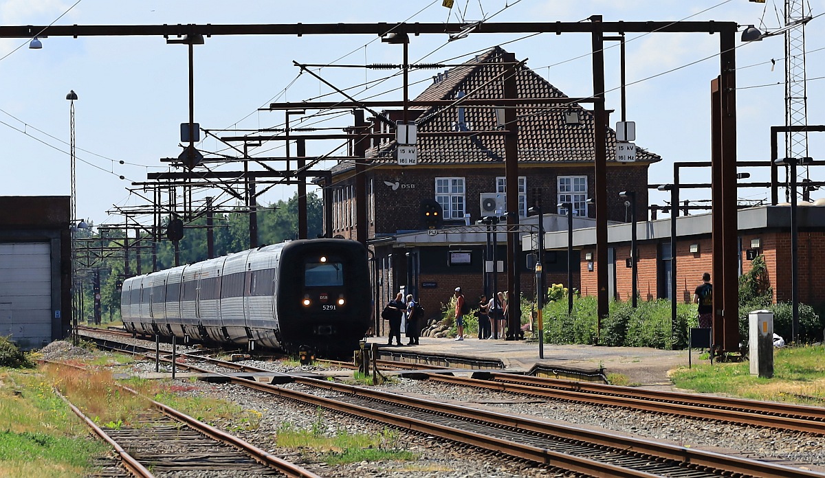 DSB MF/FF/MFB 9-Teiler als IC 1196 nach Kopenagen. Pattburg/DK 17.06.2023