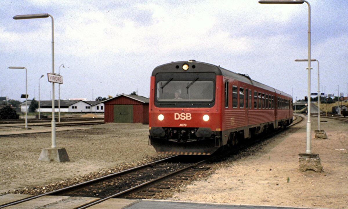 DSB MR 4079 in Alborg am 18.07.1985. Von Waggonfabrik Uerdingen auf Grundlage der DB Baureihe 628 zwischen 1978 - 1985 in Dienst gestellt. Nur die ersten 30 Einheiten wurden vonder Waggonfabrik Uerdingen gebaut, danach als Lizenzbau beim dnischen Hersteller Scandia A/S in Randers. Demnach drfte dieses Fahrzeug bei Scandia A/S gebaut sein.