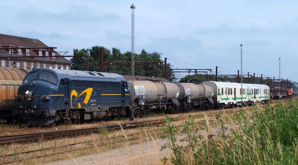 DSB MY 1135(Fabriknr.2376,Bj.1957,Motortyp 15.567C)gehört zur Versuchsanstalt DSB Material als sogenannte  Tjenestelokomtiv (Dienstlok)und sie ist im ganzen Land unterwegs so wie hier z.B als mit einem Messzug in Padborg wartet. 11.07.2010