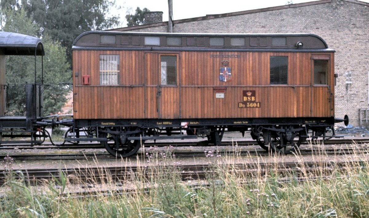 DSB Postwagen Do Nr.5604 in Holzbauweise in Dnemark im Juli 1977.