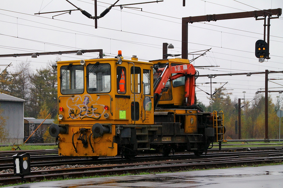 DSB/Enterprise Trolje TR 210(vergleichbar mit einem GAF)dieselt hier durch den Gbf Padborg. 04.11.2013