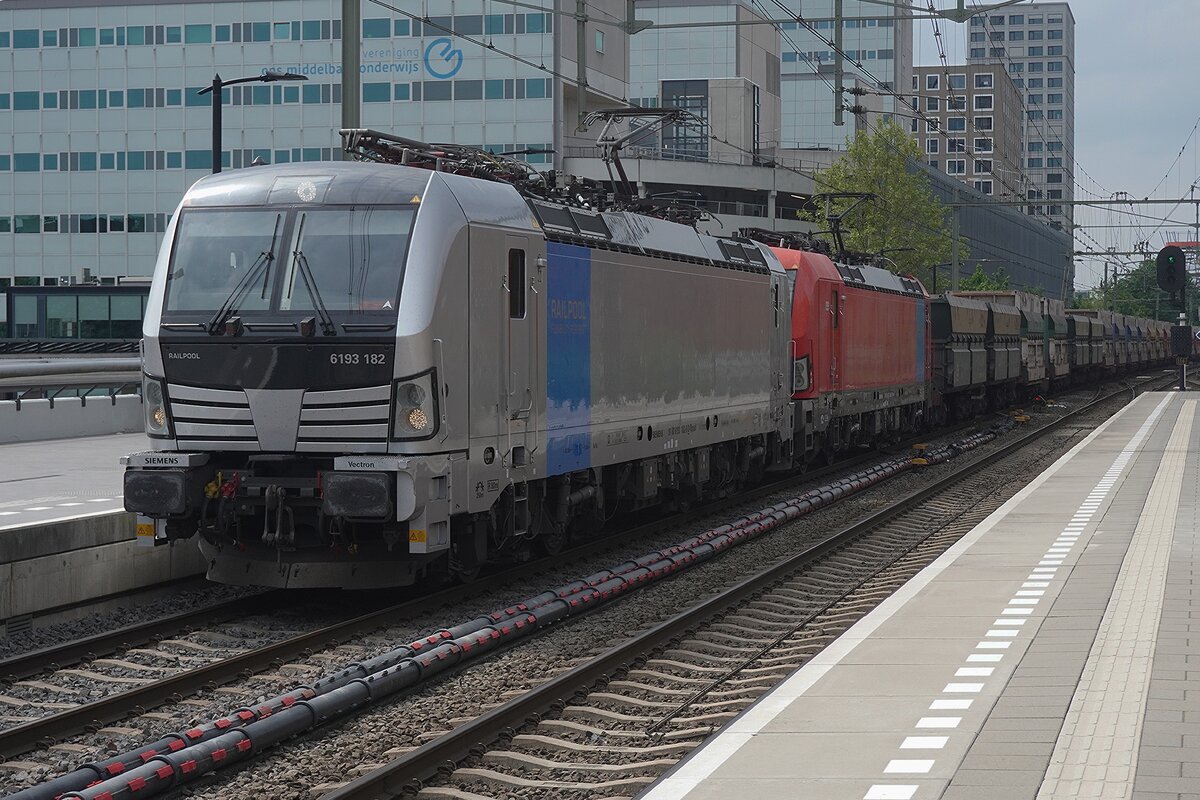 DTF 193 182 zieht ein Erzzug mit Innofreightwagen durch Tilburg nach Venlo, K�ln und Villingen am 8 Mai 2026. April 2026 gelang RFO ein Kontrakt f�r drei Erzz�ge pro Woche, einer Trafik, den bis denn fest in der Hand von DB Cargo war. Der 2.Lok war bis M�rz 2026 ein DB Cargo Vectron bevor DB Cargo die 303-317 verkaufte an Railpool -deswegen der blauer Band hinter den hinterer Lok. DTF stellt die Loks und Lokf�hrer f�r RFObei dieser Leistung.