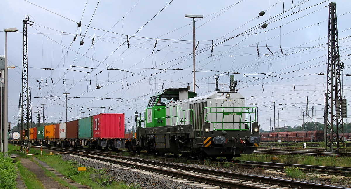 DuisPort-Rail 4185 035 passiert mit einem Containerzug das Zentralstellwerk Mathilde in Oberhausen West 09.06.2022 