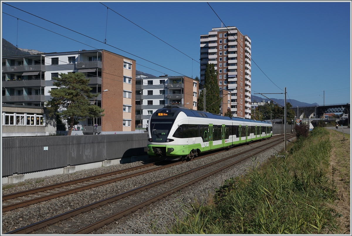 Durch die baubedingte, mehrmonatige Streckensperre zwischen Neuchâtel und La Chaux de Fond nicht mehr benötigten von der TransN gemieteten SBB RABe 523 verkehren teilweise im Regionalzugverkehr Biel/Biene - Olten. Der RABe 523 074 ist als Regionalzug von Biel/Bienne nach Olten unterwegs und erreicht das Einfahrsignal von Grenchen Süd. Im Hintergrund der BLS/MLB Mösli Viadukt. 

14 Okt. 2021