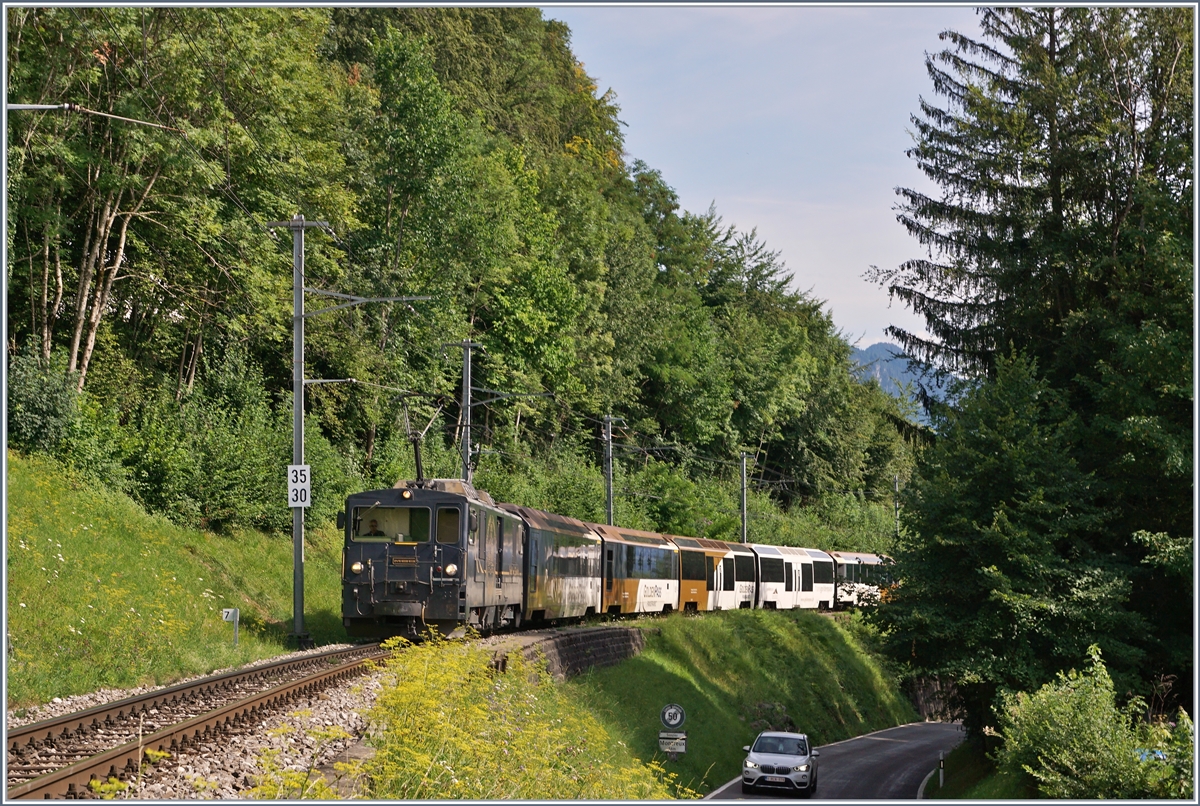 Durch das neue Betriebskonzept ab dem Fahrplanwechsel sieht es für die GDe 4/4 schlecht aus, sie werden aus dem Planbetreib ausscheiden und bei Bedarf Dienstzüge befördern. 
Im Bild die GDe 4/4 6002 mit einem Panoramic Express von Montreux nach Zweisimmen kurz vor Chamby. 

25. Juli 2020