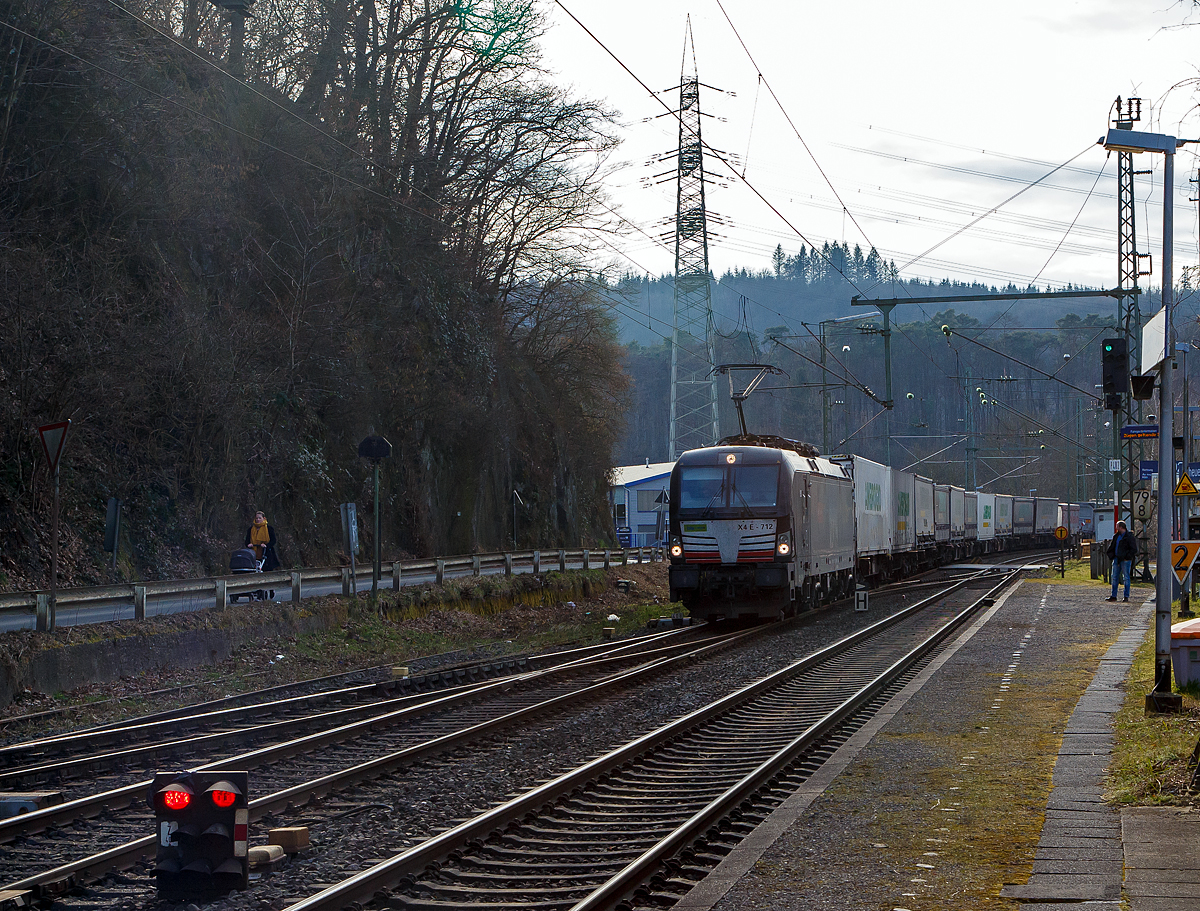 Durch die Sperrung der rechten Rheinstrecke bei Bonn-Beul ist die Woche wieder viel Umleiterverkehr auf der Siegstrecke....
Die an die BLS Cargo (Crossrail Benelux) vermietete X 4 E – 712 / 193 712-7  (91 80 6193 712-7 D-DISPO) der MRCE Dispolok GmbH (Mnchen) fhrt am 12.03.2022, mit einem KLV-Zug durch Scheuerfeld (Sieg) in Richtung Siegen. Hier leider etwas im Gegenlicht.

Die Siemens Vectron MS wurde 2019 von Siemens Mobilitiy in Mnchen-Allach unter der Fabriknummer 22547 gebaut. Die Vectron Lokomotive ist als MS – Lokomotive (Mehrsystemlok) mit 6.400 kW konzipiert und fr 160 km/h zugelassen fr Deutschland, sterreich, Schweiz, Italien und die Niederlande (D/A/CH/I/NL).