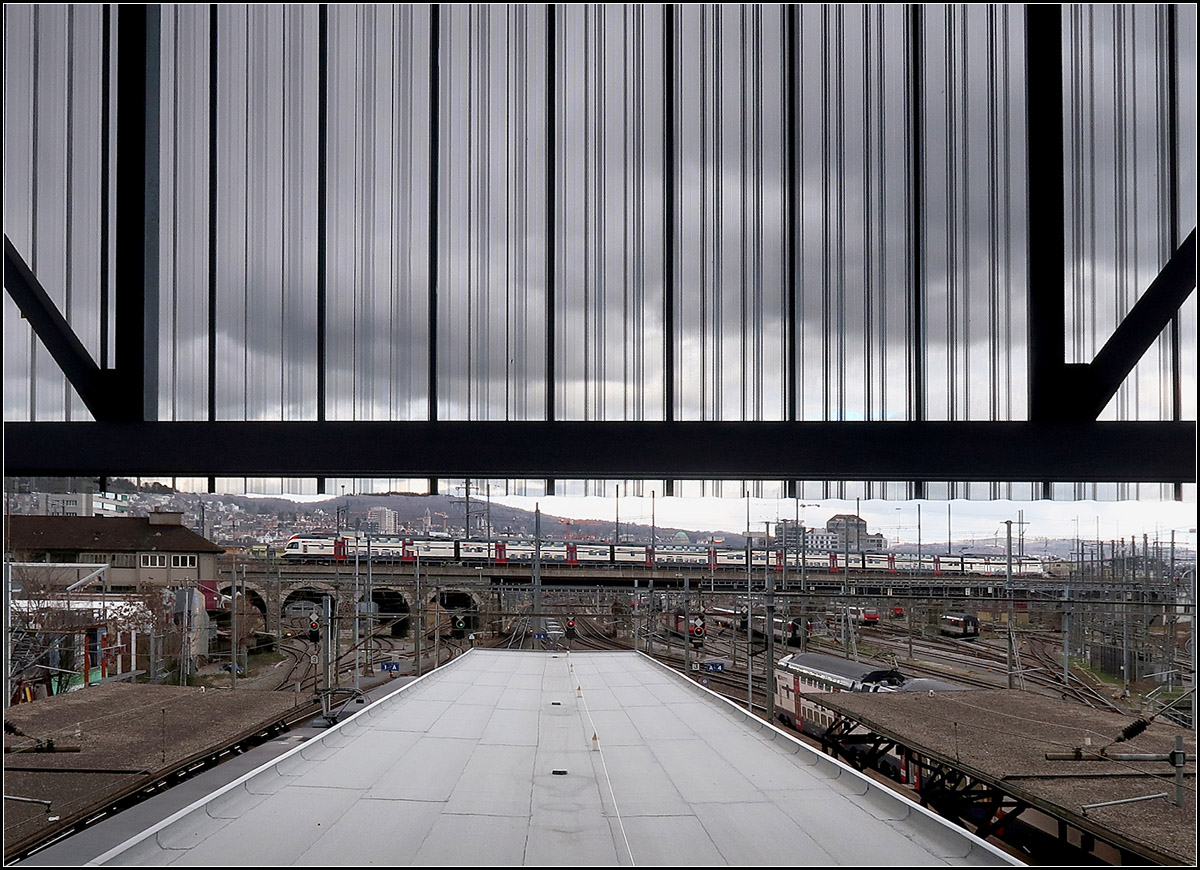 Durchblick zum Viadukt -

Blick vom Abgang zum Mittelbahnsteig des Bahnhofes Zürich-Hardbrücke zum Aussersihler Viadukt.

13.03.2019 (M)