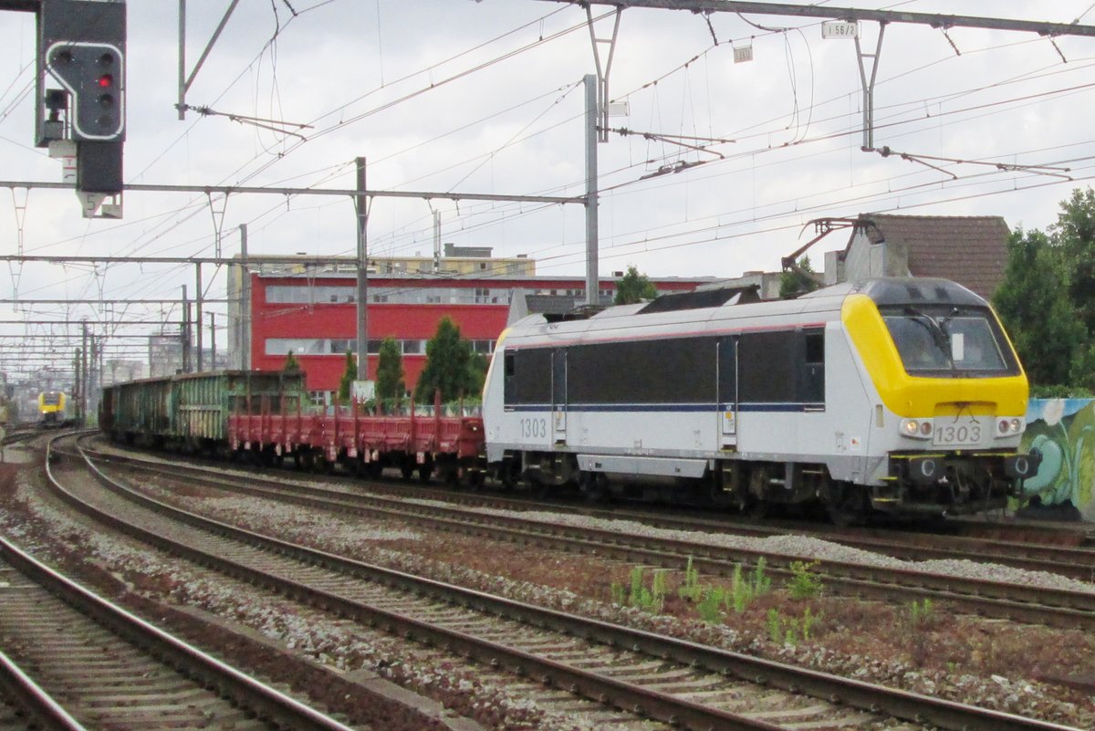 Durchfahrt von 1303 in Antwerpen-Berchem am 22 Mai 2014.