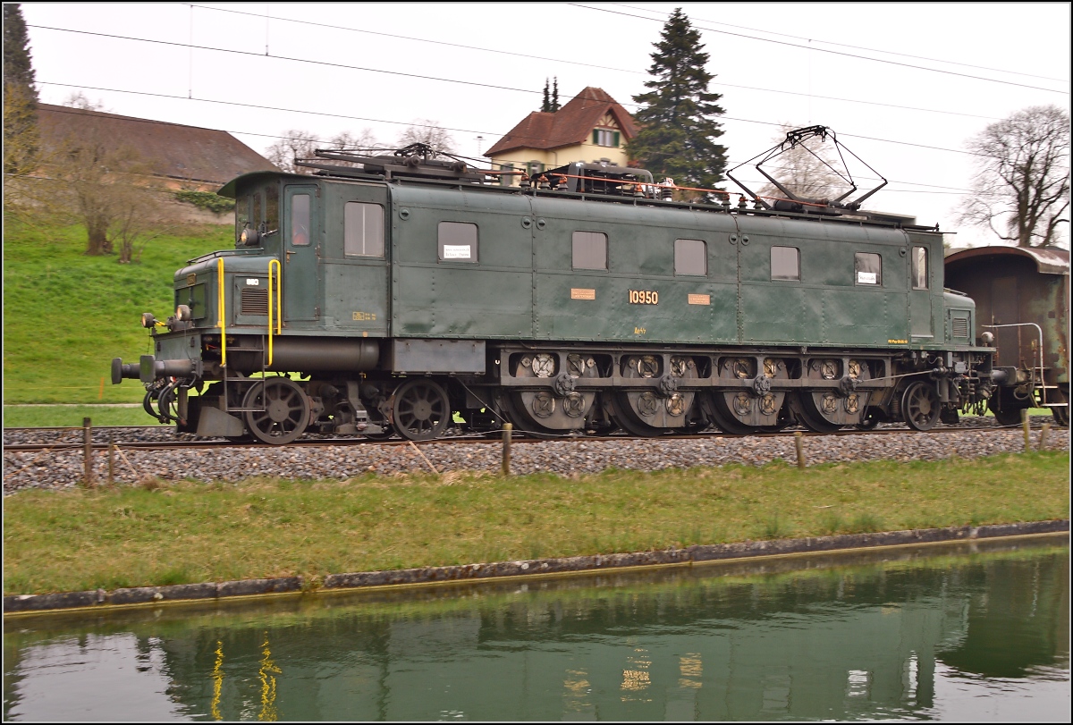 Durchfahrt der heißen Fuhre durch Bürglen mit Lok Ae 4/7 10950 der Swisstrain. April 2014.