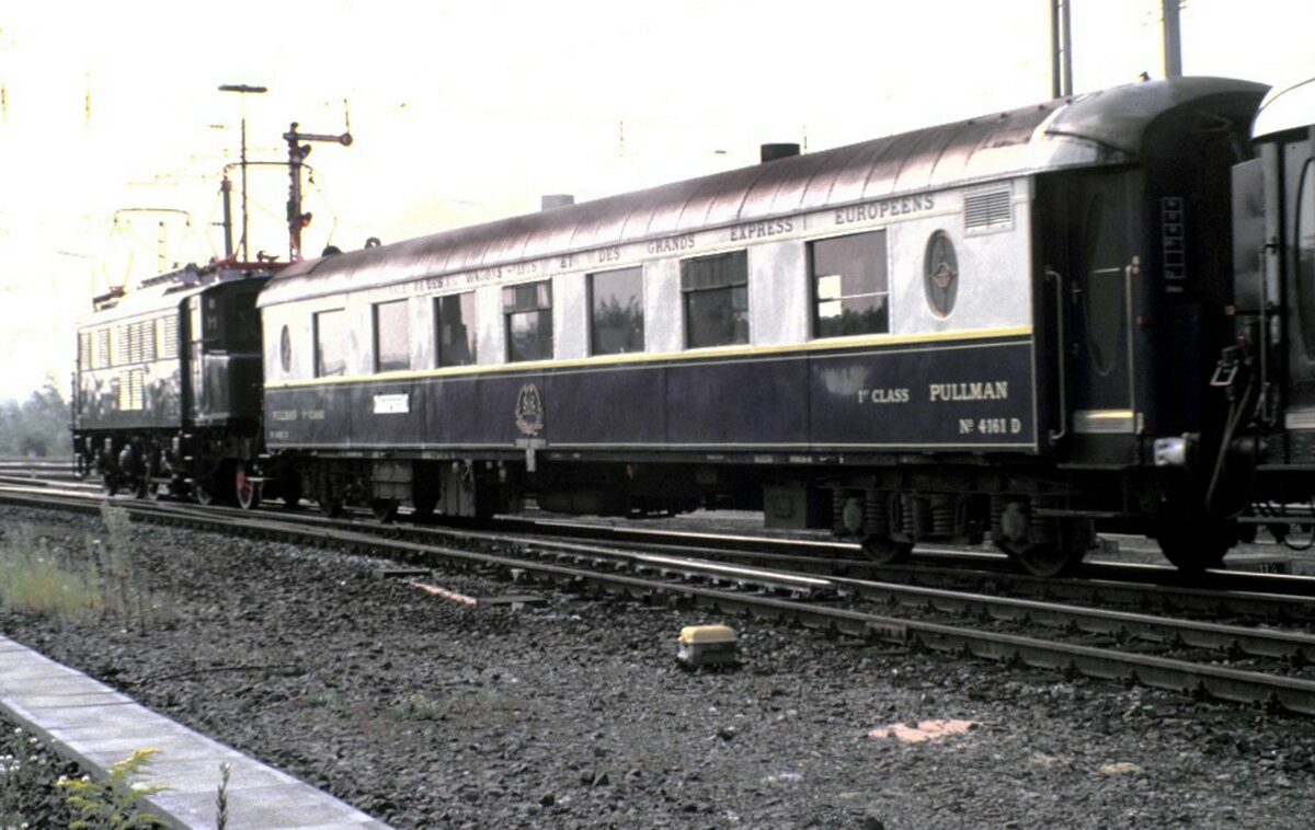 E 04 20 mit Orient Express Wagen beim Jubiläum 150 Jahre Deutsche Eisenbahn,Parade in Nürnberg am 14.09.1985. 