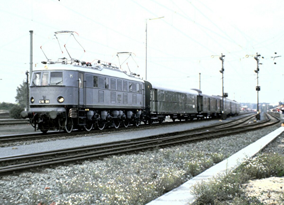 E 18 08 mit Packwagen und D-Zug bei der Jubiläumsparade 150 Jahre Deutsche Eisenbahn in Nürnberg am 14.09.1985.