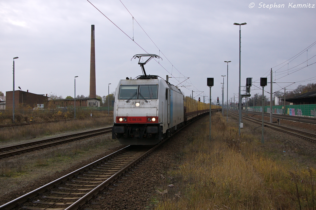 E 186 136 Macquarie European Rail für OHE Cargo GmbH mit einem leeren Holzzug, bei der Einfahrt in den Bahnhof Rathenow und fuhr später in Richtung Wustermark weiter. 23.11.2013