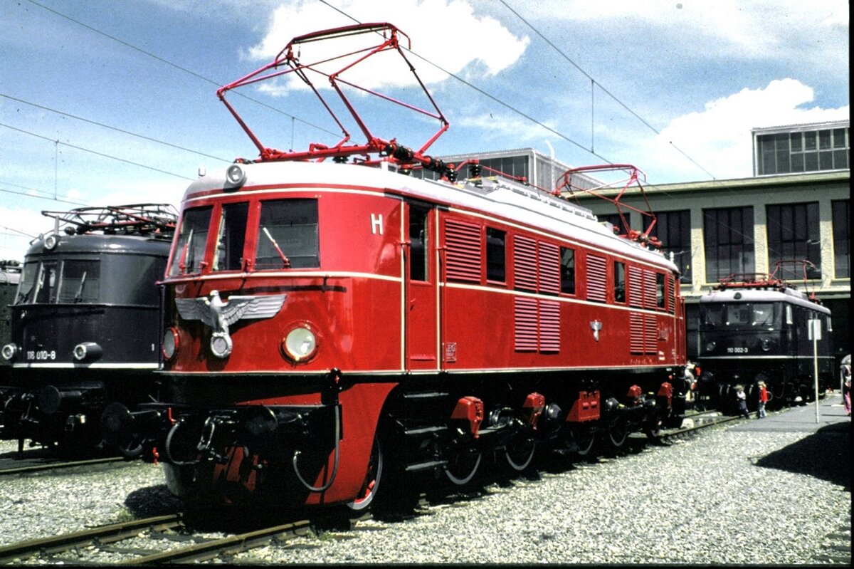 E 19 01 bei der Ausstellung 100 Jahre elektrische Lokomotive in München Freimann am 25.05.1979. Dahinter 110 002-3, links daneben 118 010-8.