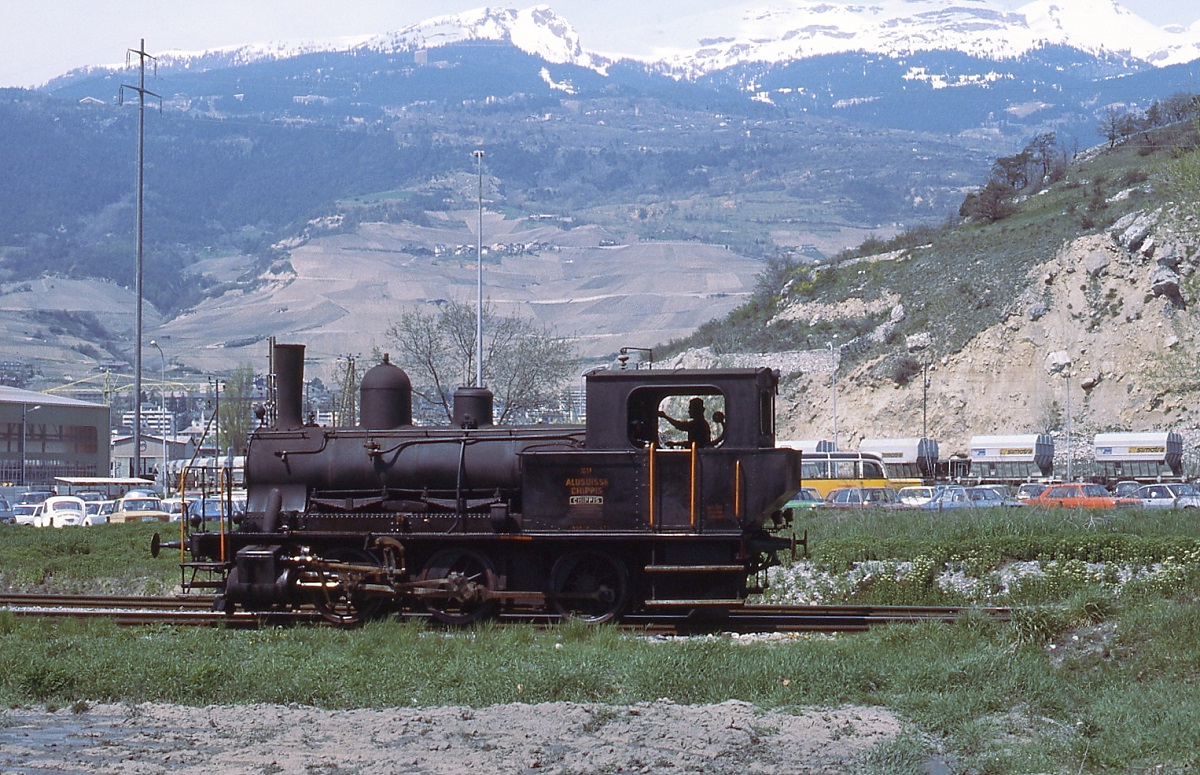 E 3/3 8523  Chippis  rangiert im Mai 1980 im Alusuisse-Werk in Chippis. SLM lieferte die Lok 1915 mit der Fabrik-Nr. 2503 am die SBB, die sie 1963 an die Alusuisse verkaufte. Dortr stand sie bis 1987 im Einsatz, heute gehört sie der CTVJ.