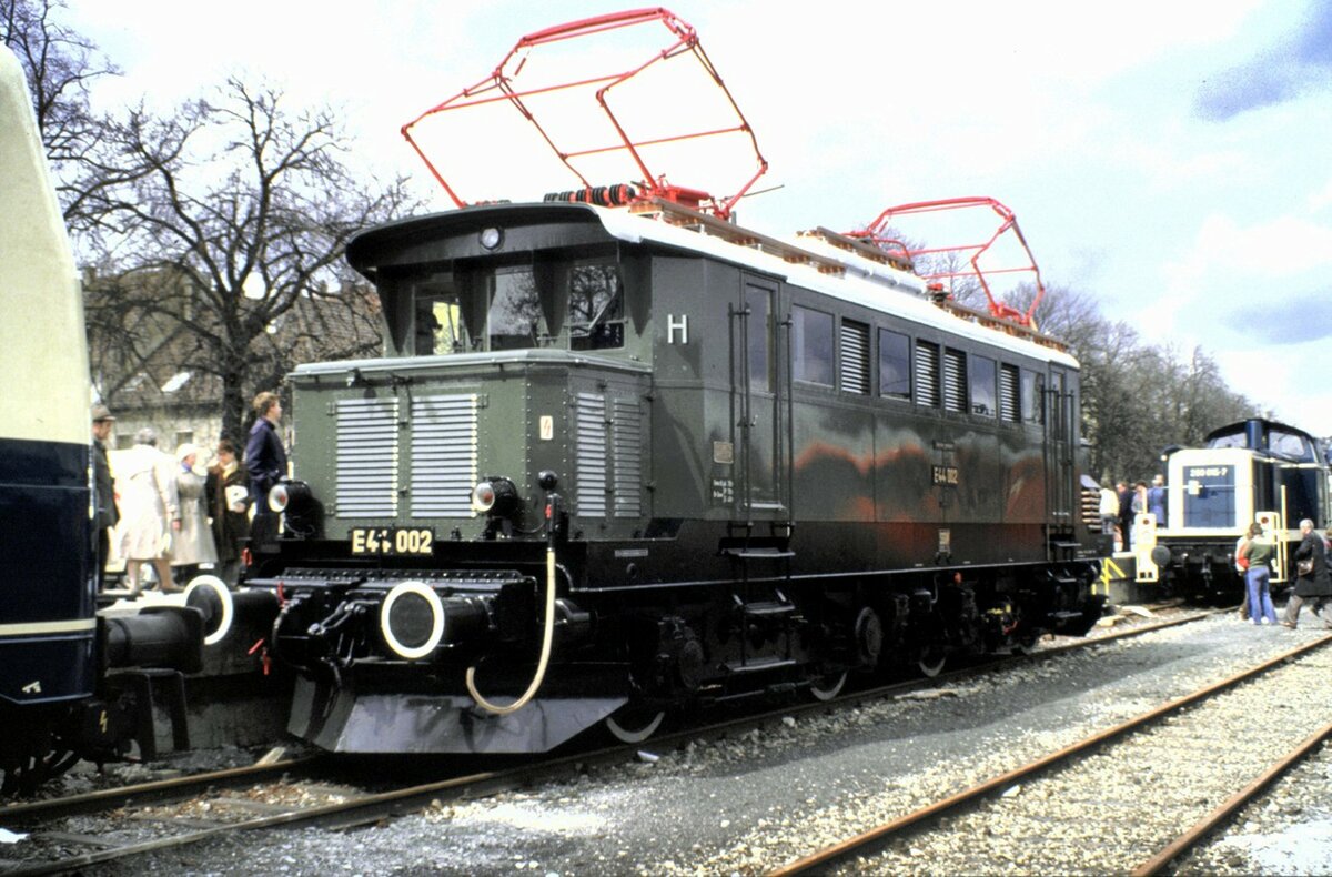 E 44 002, dahinter 290 015-7 in Ulm am 14.04.1985.