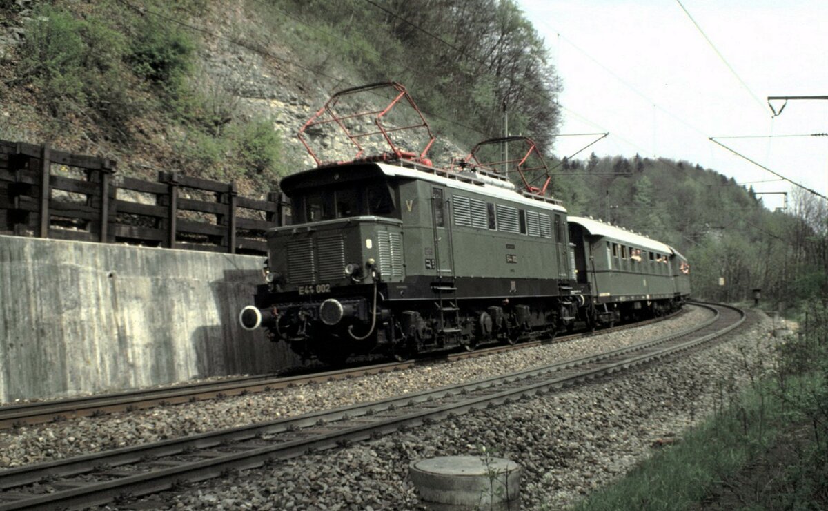 E 44 002 mit Sonderzug auf der Geislinger Steige am 30.04.1994.