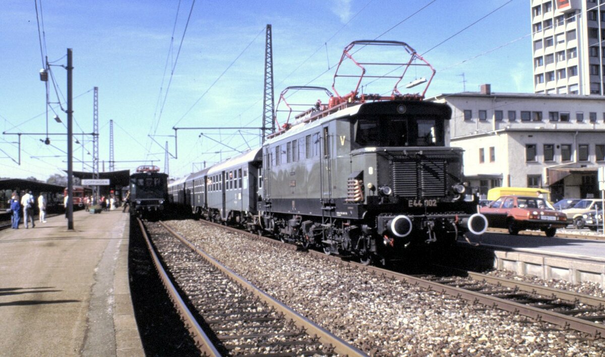 E 44 002 mit Umbauwagenzug und E 91 99 im Hintergrund in Göppingen am 10.10.1987.