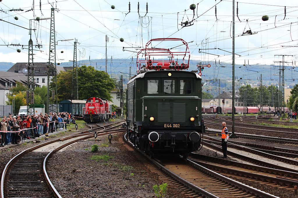 E 44 002(9780 8 144 002-3 D-DB, SSW No.2805 Bj 1932)auf Höhe des Reiterstellwerkes des DB Museums Koblenz-Lützel als letzte Lok einer Parade. 29.09.2012 