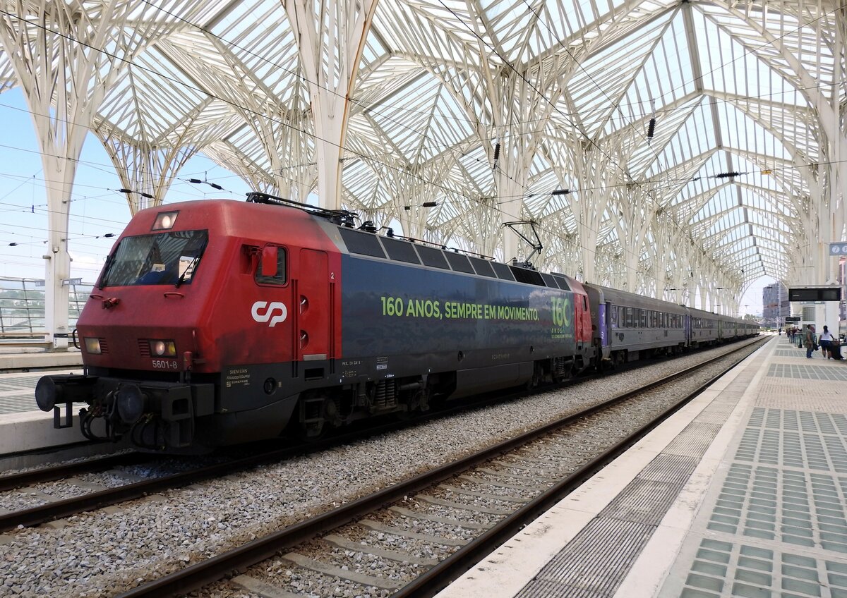 E 5601-8 mit D-Zug und Aufschrift zum 160 jhrigen Jubilum im Bahnhof Oriente in Lissabon am 19.05.2018.