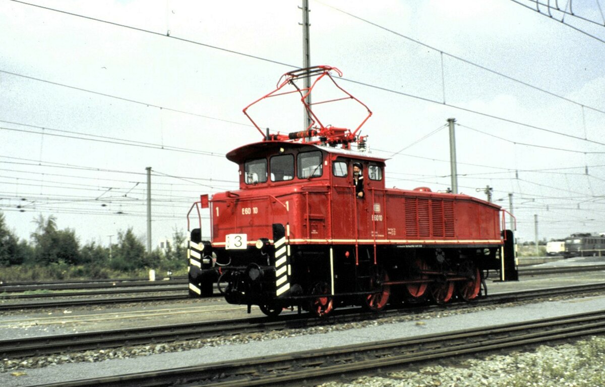 E 60 10 als  Nummerngirl Nr.3  für die nächste Gruppe bei der Jubiläumsparade 150 Jahre Deutsche Eisenbahn in Nürnberg am 14.09.1985. 