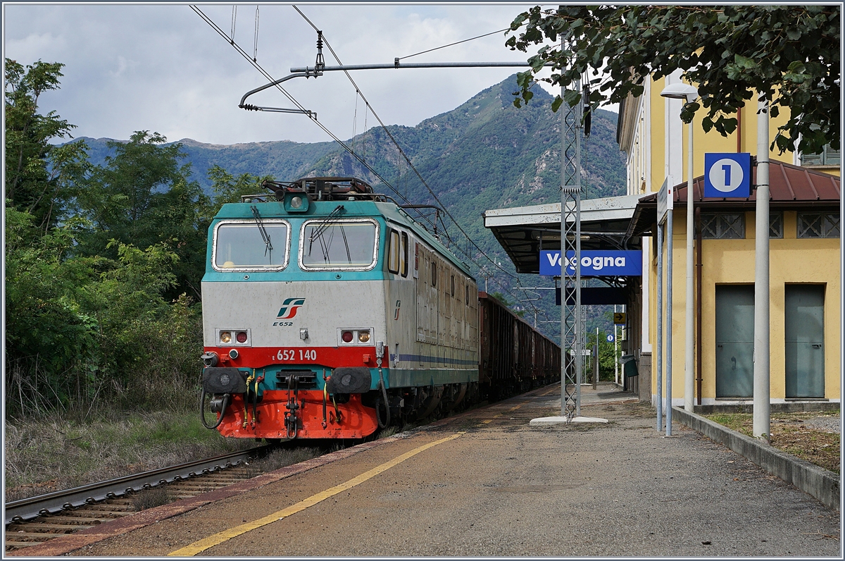E 652 140 fhrt mit einem Gterzug aus Eaos (oder hnlichen Wagen) durch den Bahnhof von Vogogno. Der Bahnhof verfgt ber dieses Gleis der Stecke Domodossola - Novara und etwas zwanzig Meter weiter Westlich ber Gleise der Doppelspur Domodossola - Milano. Die beiden Strecken sind erst in Premosello verknpft und verlaufen etliche Kilometer mehr oder weniger Parallel. 18. Sept. 2017