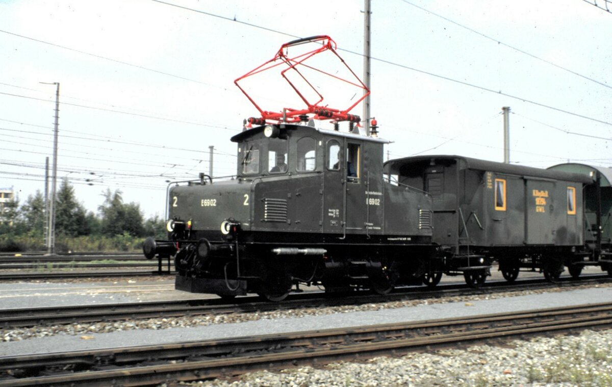 E 69 02 mit Nebenbahnzug bei der Jubiläumsparade 150 Jahre Deutsche Eisenbahn in Nürnberg am 14.09.1985. 