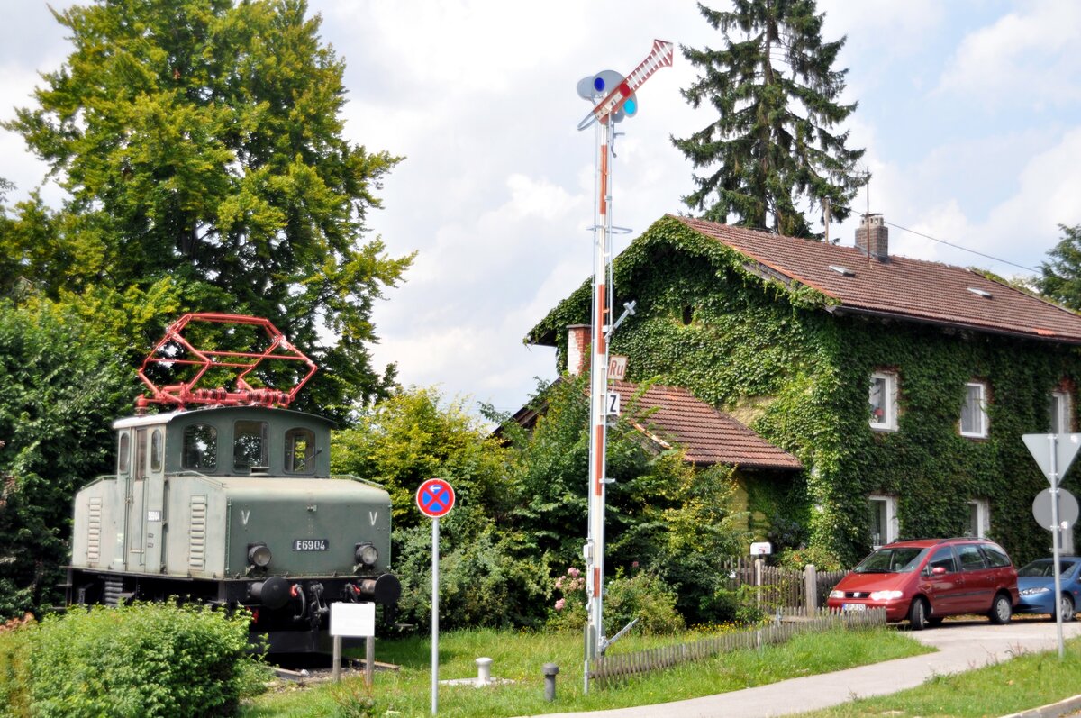 E 69 04 mit bayerischem Flügelsignal (Schmetterling) in Murnau am 10.08.2012.