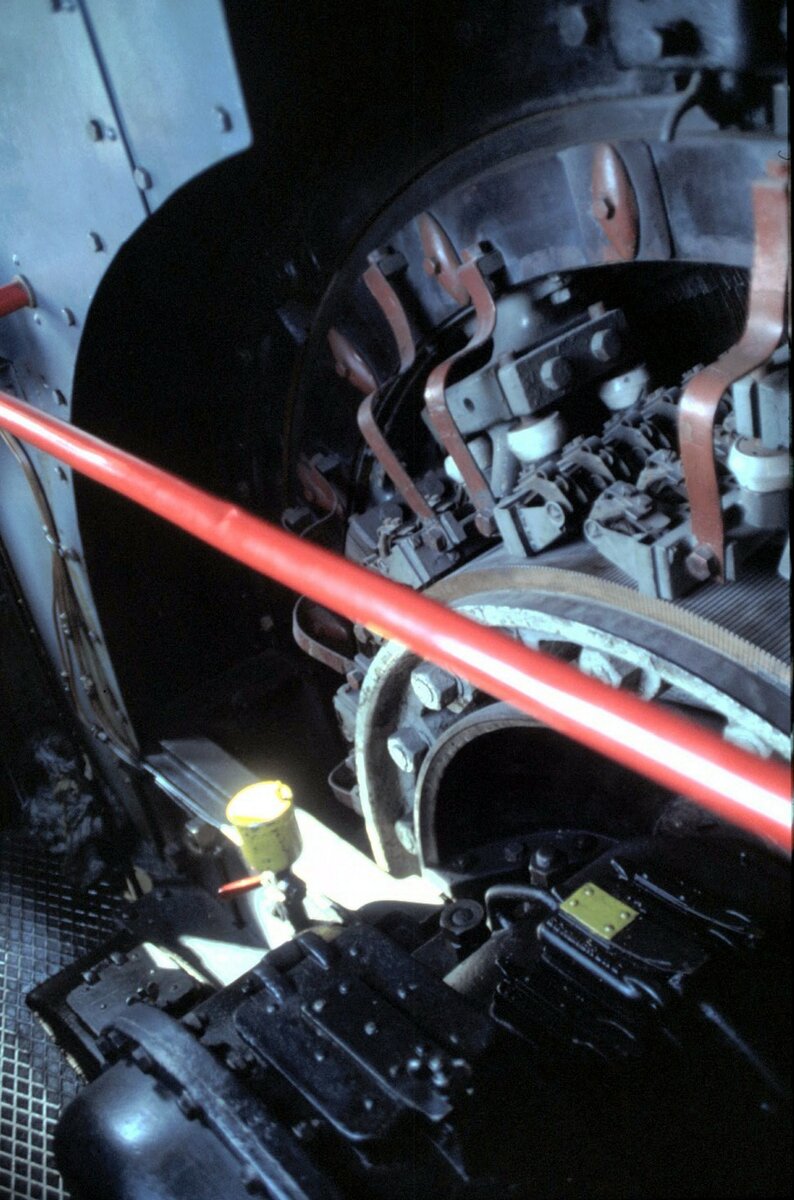 E 75 09 am Tag des Lokführers in Ulm am 20.09.1997. Einer der zwei Fahrmotoren.