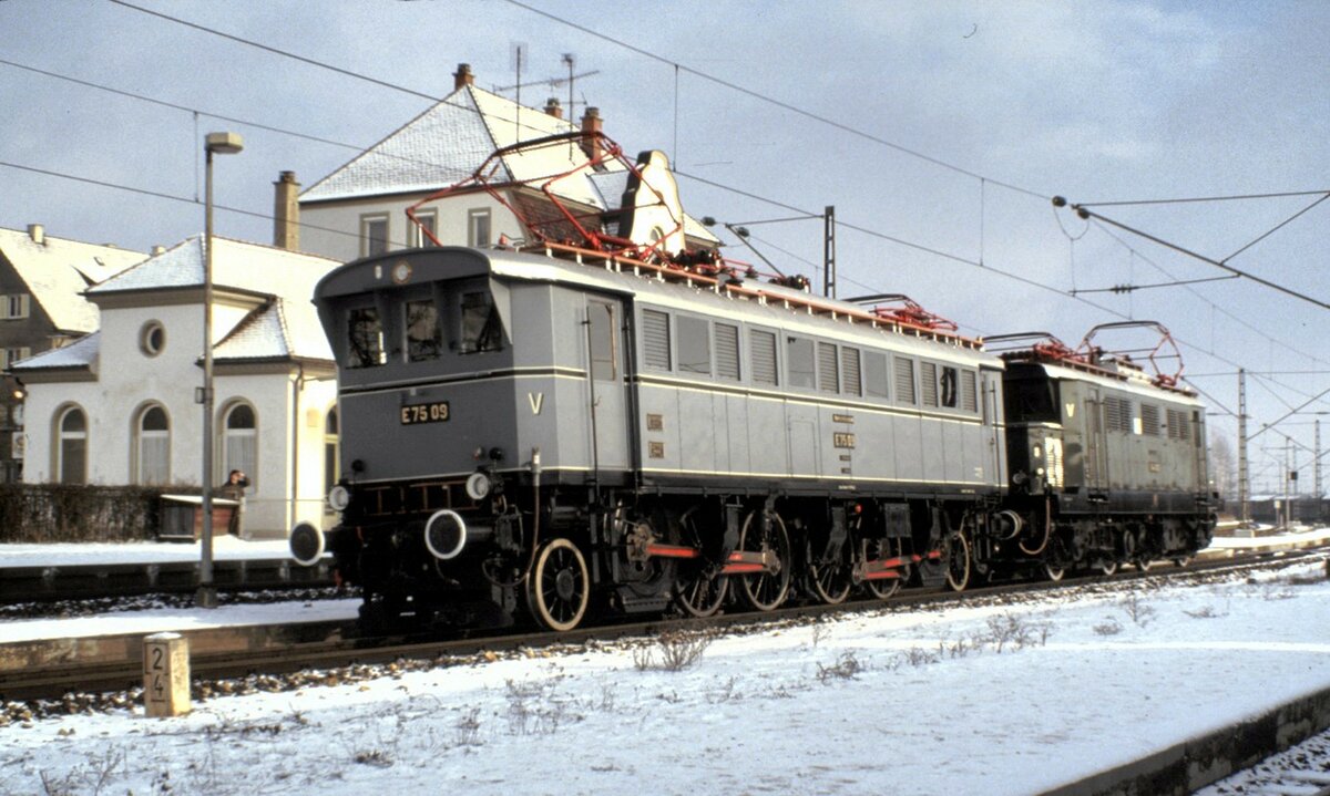 E 75 09 und E 44 002 in Ulm-Söflingen am 04.01.1987.