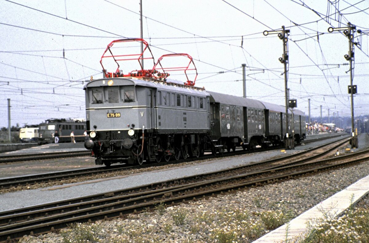E 75 09 mit Umbauwagen bei der Parade zum Jubiläum 150 Jahre Deutsche Eisenbahn in Nürnberg am 14.09.1985.