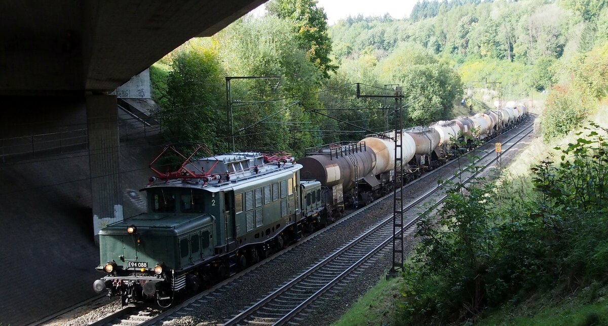 E 94 088 mit Silo-Zug auf der Geislinger Steige am 02.10.2021.