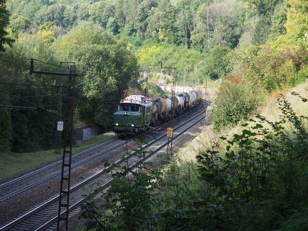 E 94 088 mit Silo-Zug auf der Geislinger Steige bei Amstetten am 02.10.2021.
