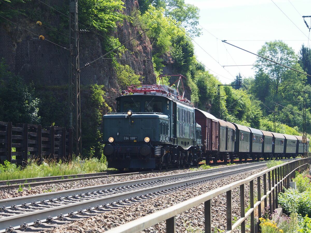 E 94 088 mit Sonderzug auf der Geislinger Steige am 22.06.2014.