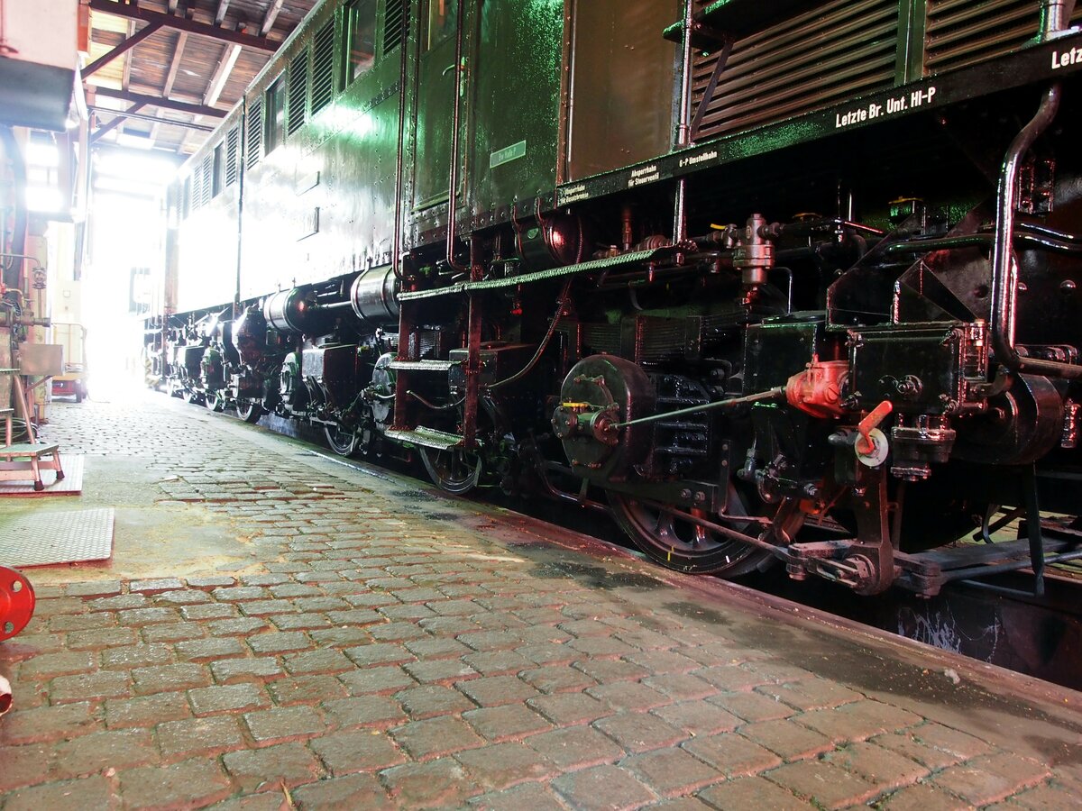 E 95 02 im Eisenbahnmuseum Halle am 20.07.2019. Detailaufnahme Fahrwerk.