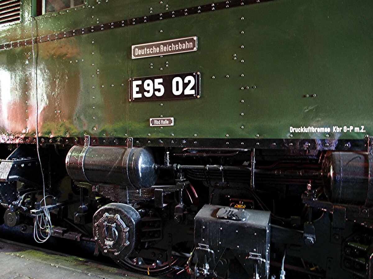 E 95 02 im Eisenbahnmuseum Halle am 20.07.2019. Detailaufnahme Beschriftung.