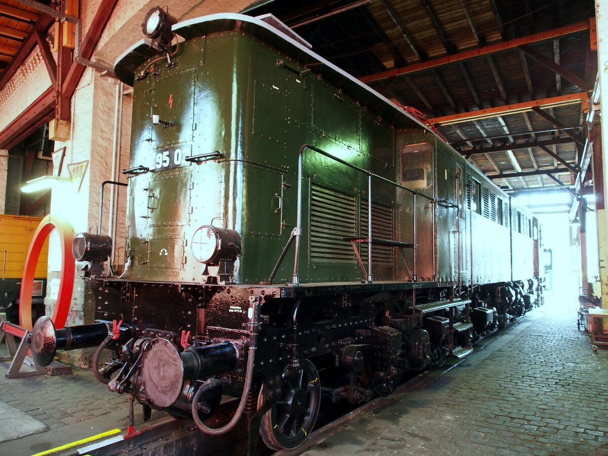 E 95 02 im Eisenbahnmuseum Halle am 20.07.2019.