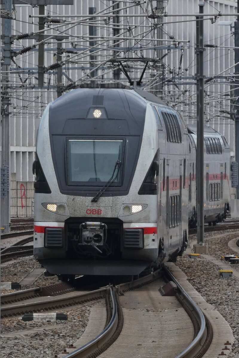 E-Triebzug der BR 4110 schl�ngelt sich �ber die Gleise dem Bahnhof von Linz entgegen. 06.05.2026