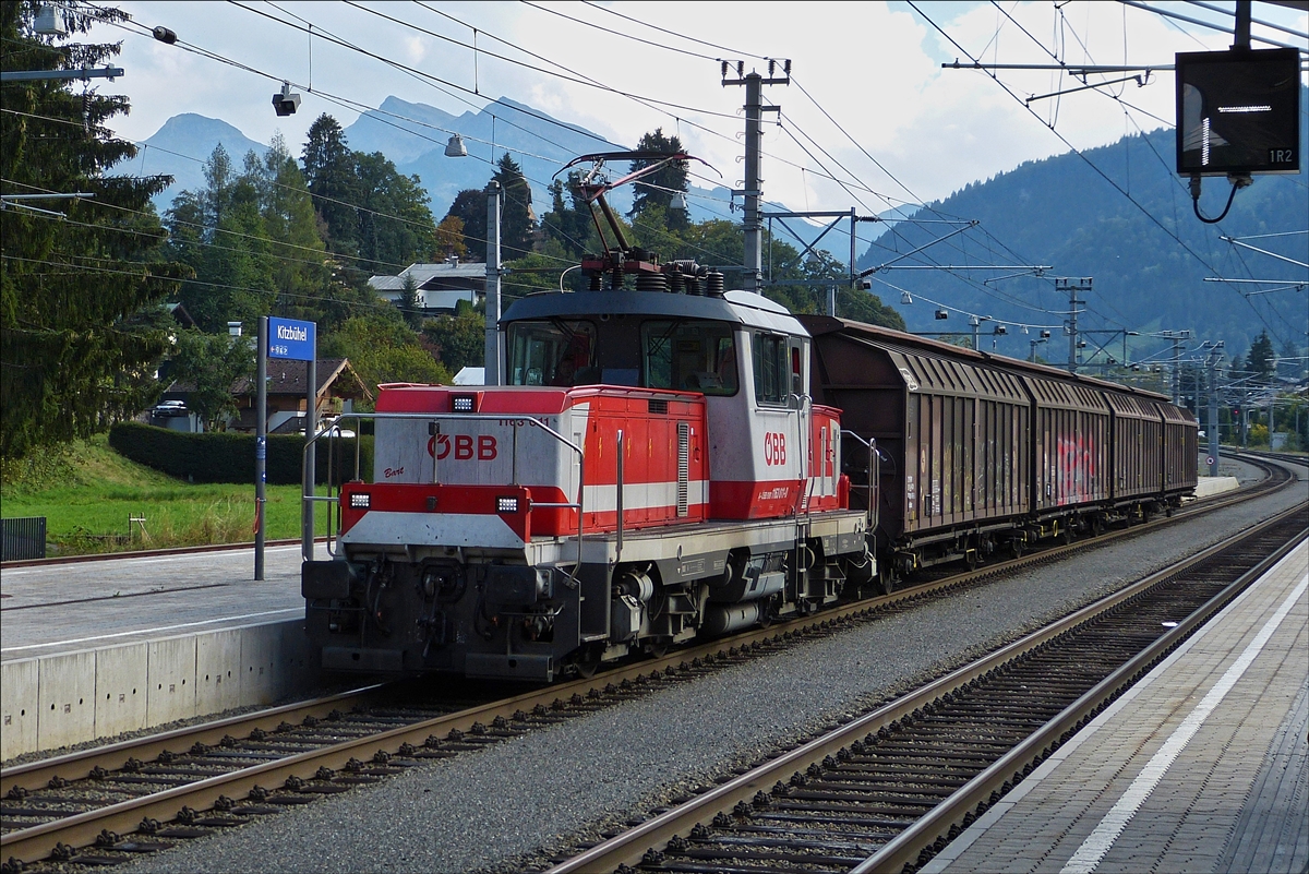 E-Verschublok 1163 011 mit einem kurzen Güterzug durchfährt den Bahnhof von Kitzbühl.   18.09.2018 (Hans)