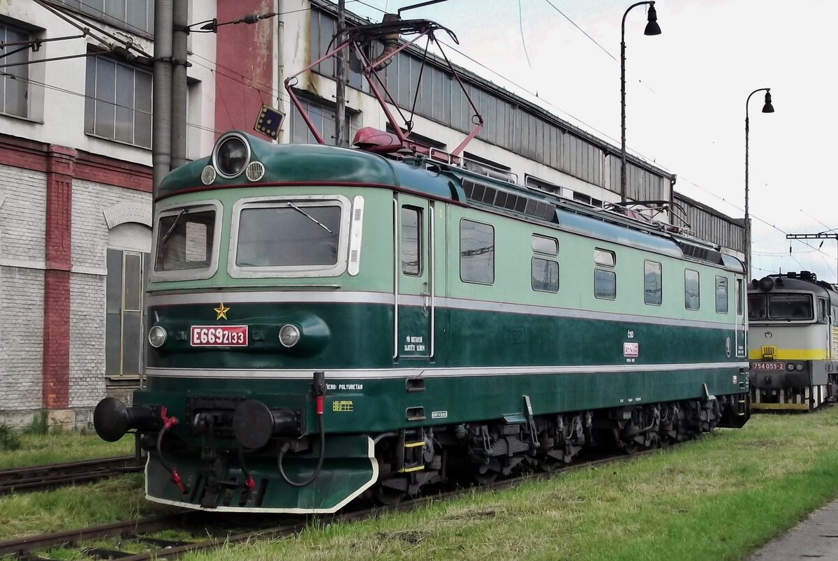 E669 2133 steht am 30 Mai 2015 in Vrutky Nakladi Stanica.