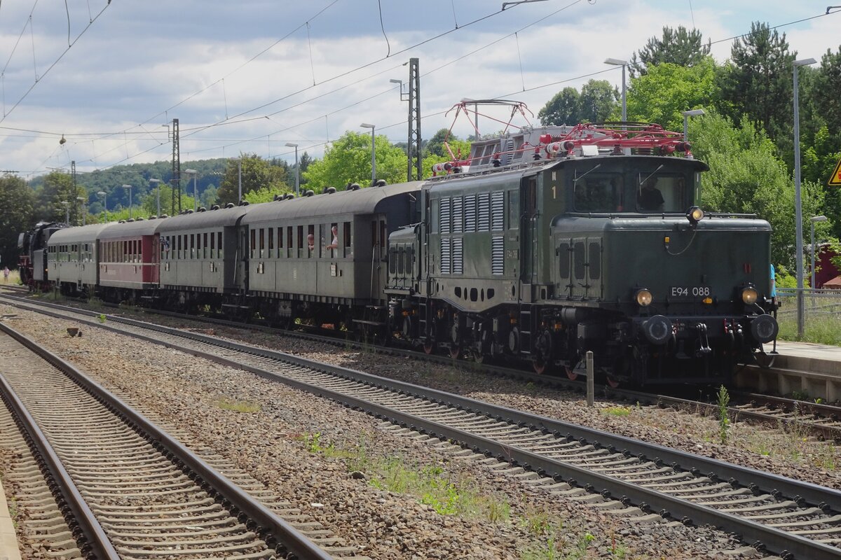E94 088 steht am Schlüss eines Sonderzuges nach Ulm in Amstetten (Württemberg).  Anlass war das 50.Jajresjubiläum der UEF.