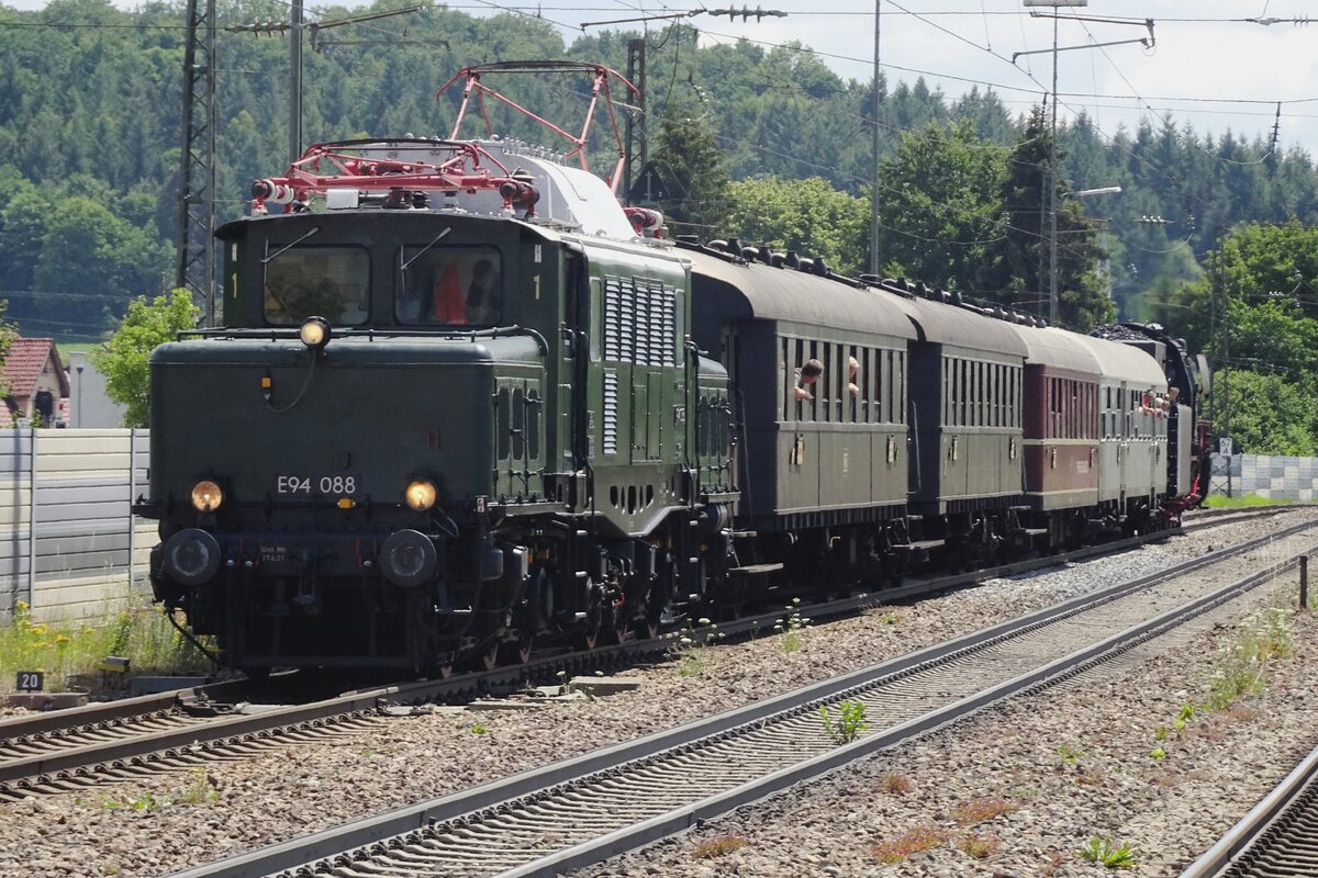 E94 088 steht am Schlüsseines Sonderzuges nach Ulm in Amstetten (Württemberg). Anlass war das 50.Jajresjubiläum der UEF.