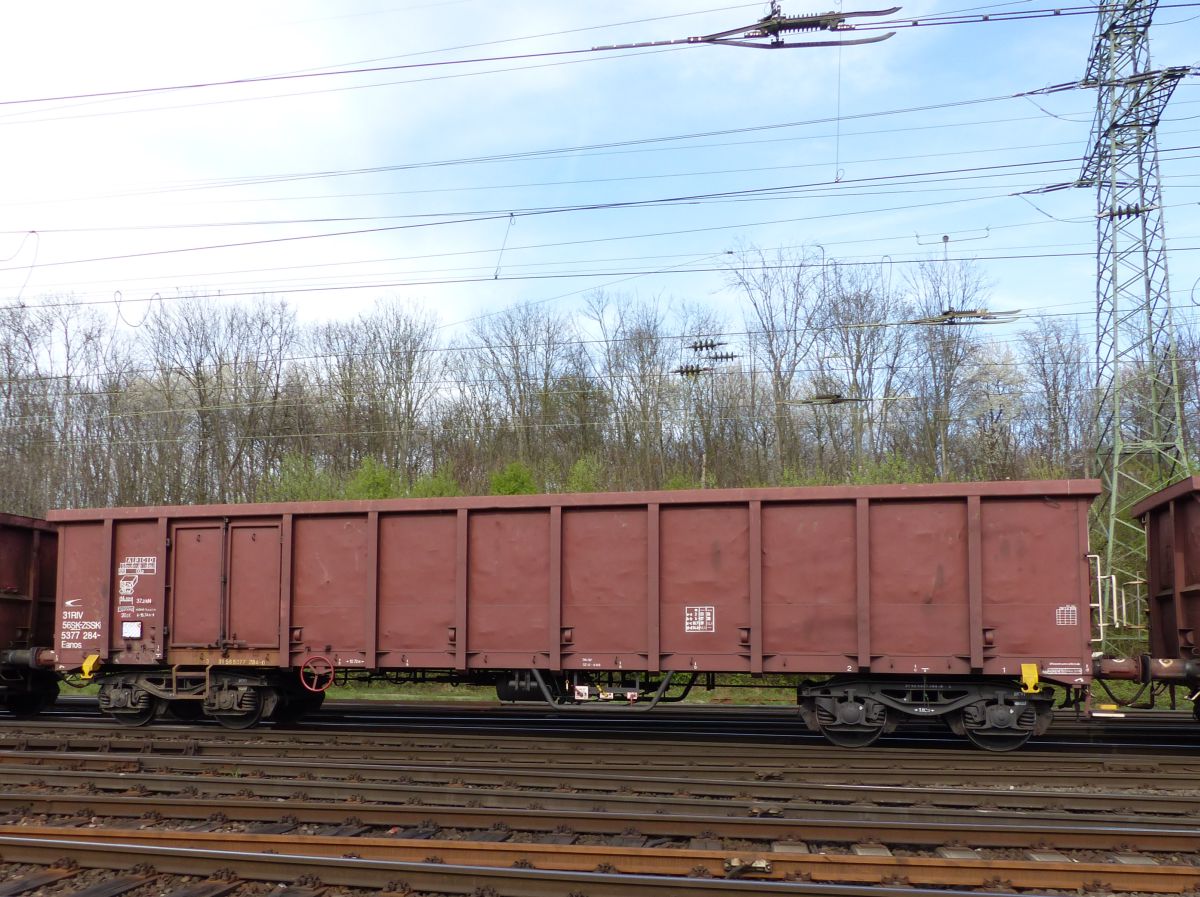 Eanos offener Drehgestell-Wagen aus Slowakei mit Mummer 31 RIV 56 SK-ZSSKC 5377 284-0 Rangierbahnhof Kln Gremberg. Porzer Ringstrae, Kln 31-03-2017.

Eanos vierassige hoge bakwagen uit Slowakije met nummer 31 RIV 56 SK-ZSSKC 5377 284-0 rangeerstation Keulen Gremberg. Porzer Ringstrae, Keulen, Duitsland 31-03-2017.