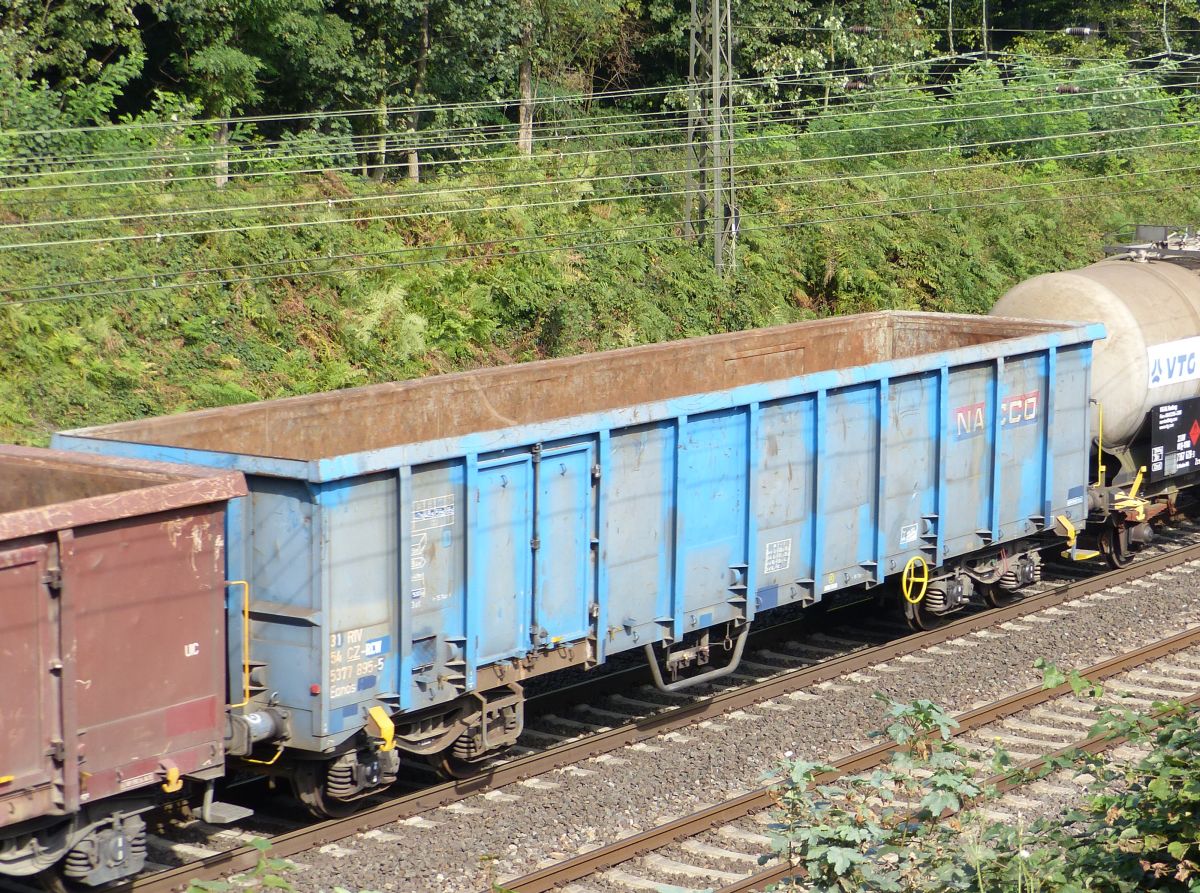 Eanos offener Drehgestell-Wagen aus Tschechien von RCW (Rail Cargo Wagon) mit Nummer 31 RIV 54 CZ-RCW 5377 895-5 Abzweig Lotharstrasse / Forsthausweg, Duisburg, Deutschland 22-09-2016.

Eanos hoge bakwagen uit Tsjechi van RCW (Rail Cargo Wagon) met nummer 31 RIV 54 CZ-RCW 5377 895-5 Abzweig Lotharstrasse / Forsthausweg, Duisburg, Duitsland 22-09-2016.