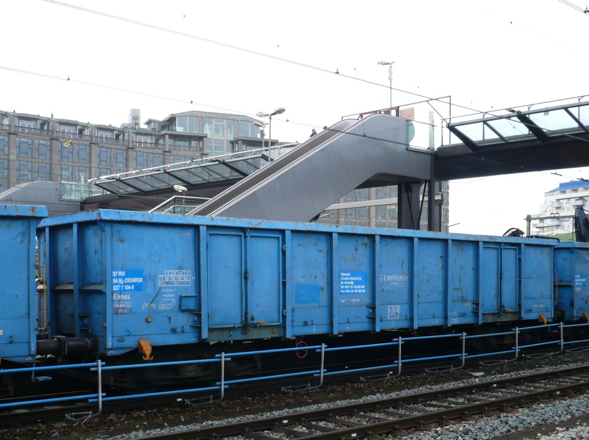 Eanos offener Drehgestell-Wagen mit Nummer 37 RIV 84 NL-CRONIFER 537 7 104-0 Gleis 4 Rotterdam Centraal Station 24-02-2010.

Eanos hoge bakwagen van Cronifer met nummer 37 RIV 84 NL-CRONIFER 537 7 104-0 spoor 4 Rotterdam CS 24-02-2010.