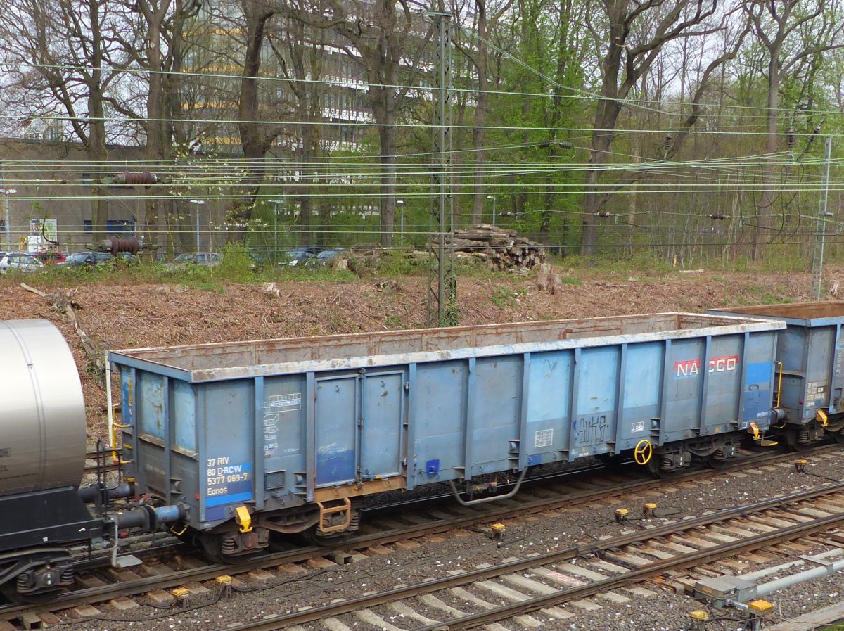 Eanos Offener Drehgestell-Wagen Rail Cargo Wagon mit Nummer 37 RIV 80 D-RCW 5377 089-7 Aufschrift  NACCO  Abzweig Lotharstrasse / Forsthausweg, Duisburg, Deutschland 12-04-2018.

Eanos vierassige hoge bakwagen  NACCO  van Rail Cargo Wagon met nummer 37 RIV 80 D-RCW 5377 089-7 Abzweig Lotharstrasse / Forsthausweg, Duisburg, Duitsland 12-04-2018.