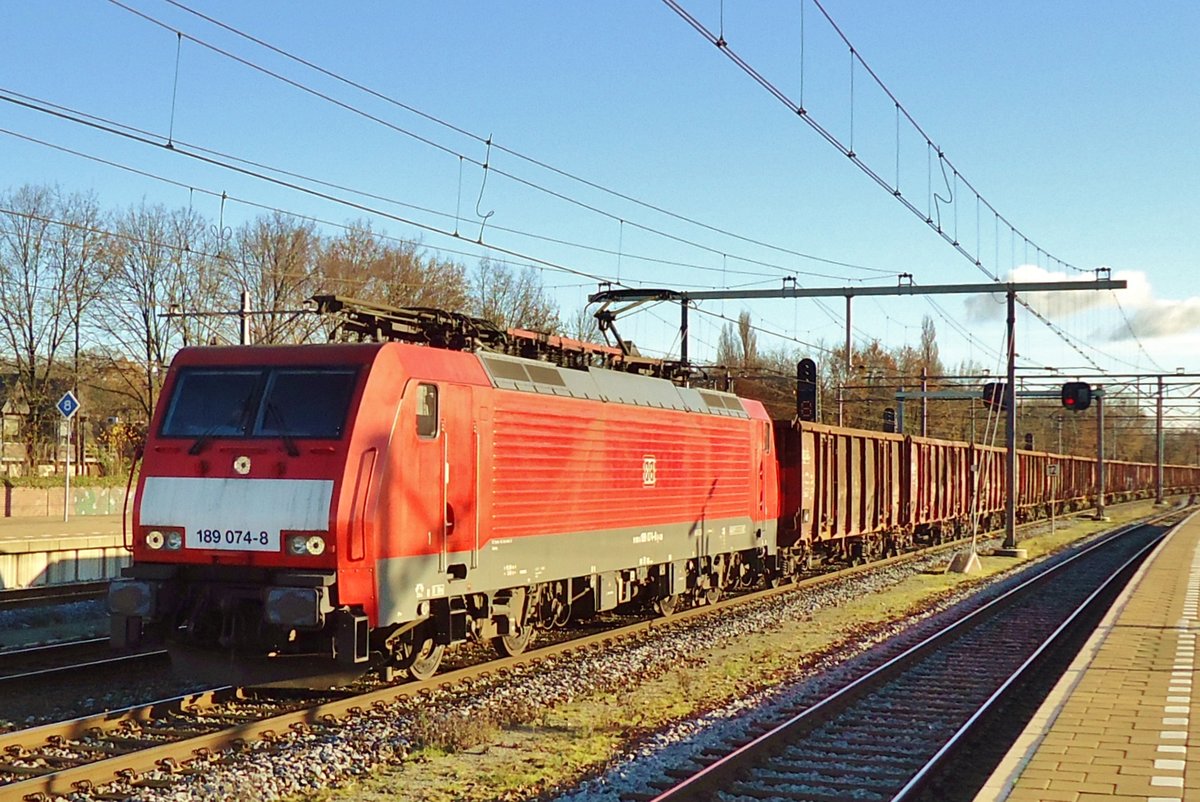 Eanos-Zug mit 189 074 durchfahrt Boxtel am 5 Dezember 2014.