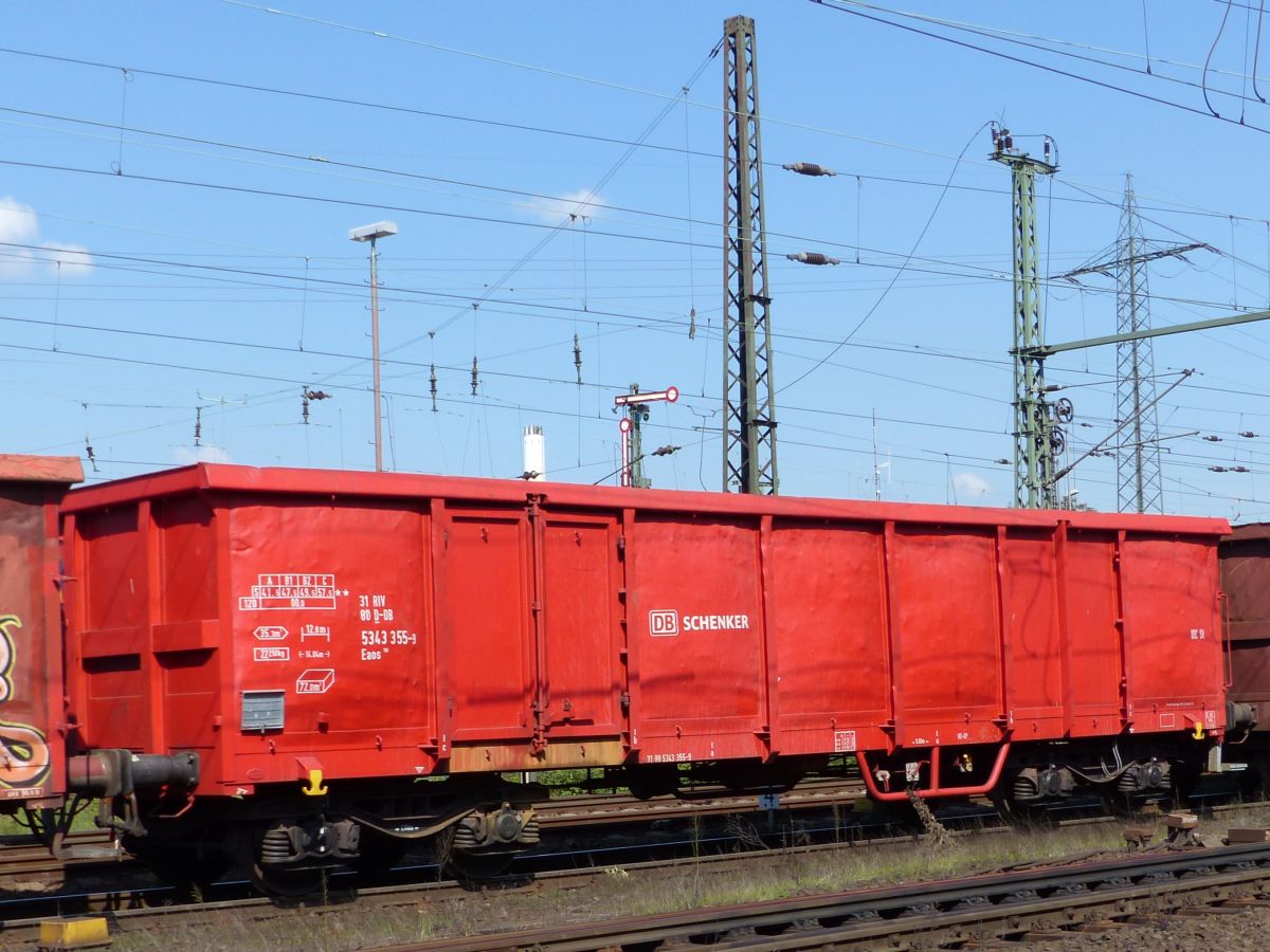 Eaos 106 DB Schenker Offener Drehgestell-Wagen mit Nummer 31 RIV 80 D-DB 5343 355-9 Oberhausen West 11-09-2015. 

Eaos 106 hoge bakwagen van DB Schenker met nummer 31 RIV 80 D-DB 5343 355-9 Oberhausen West 11-09-2015. 