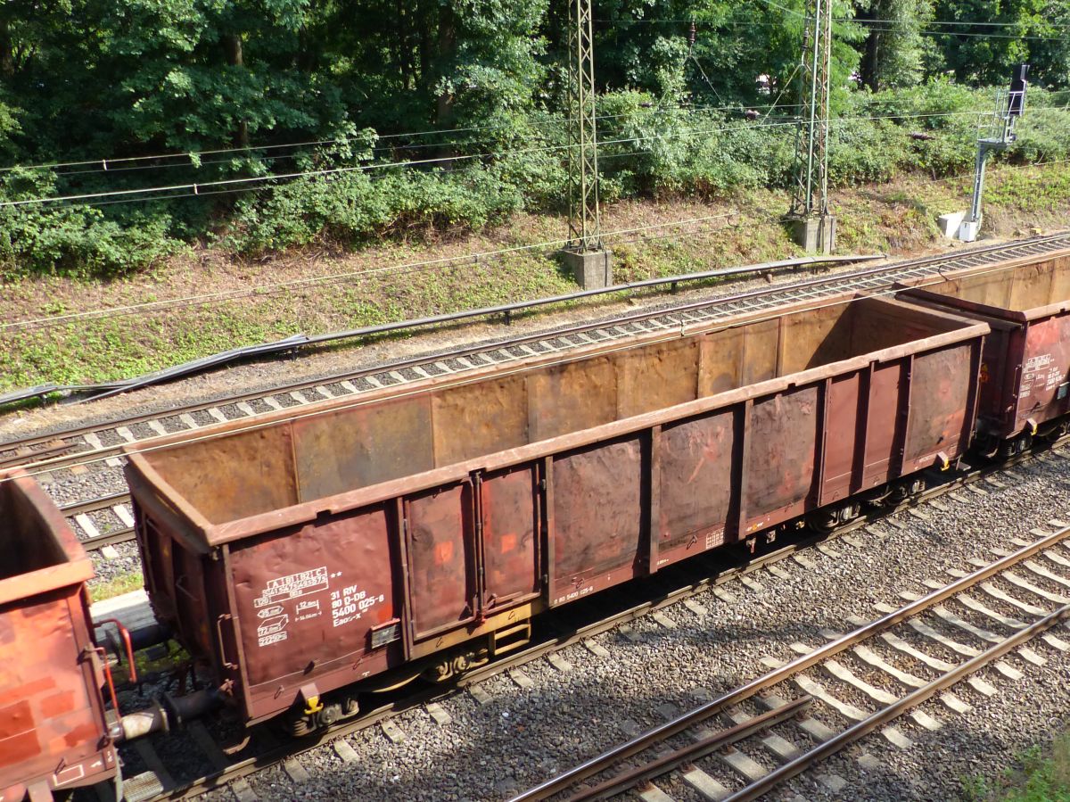 Eaos-x offener Drehgestell-Wagen mit Nummer 31 RIV 80 D-DB 5400 025-8 Abzweig Lotharstrasse, Aktienweg, Duisburg 13-07-2017.

Eaos-x vierassige hoge bakwagen met nummer 31 RIV 80 D-DB 5400 025-8 Abzweig Lotharstrasse, Aktienweg, Duisburg 13-07-2017.